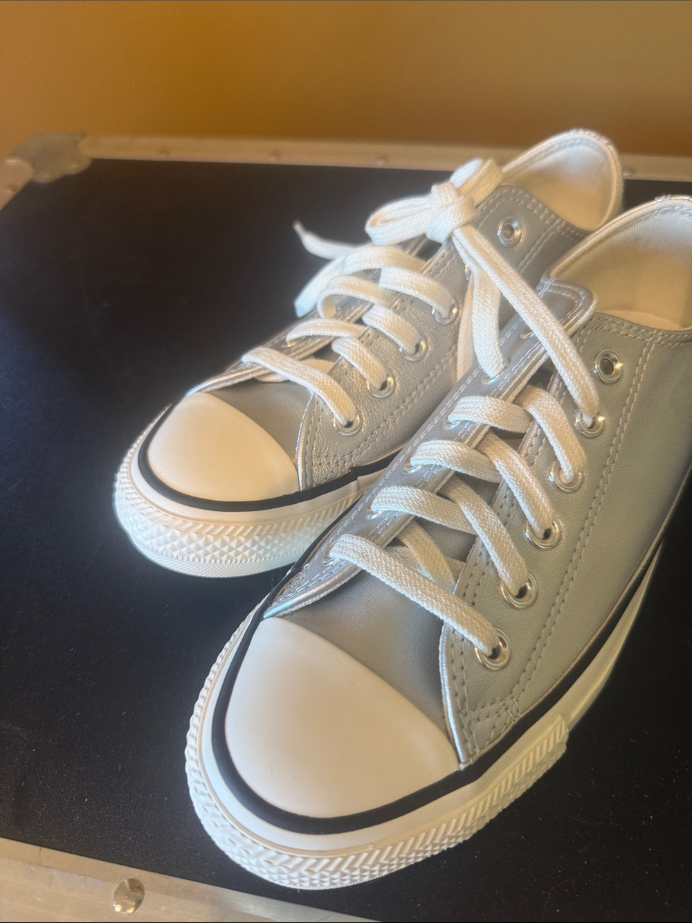 Classic Low-Top Lace-Up Converse in metallic Silver